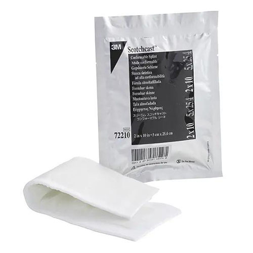 Eine Scotchcast original Verpackung mit einem Beispiel des Produkts innerhalb zusammegefaltet daneben liegend.jpg